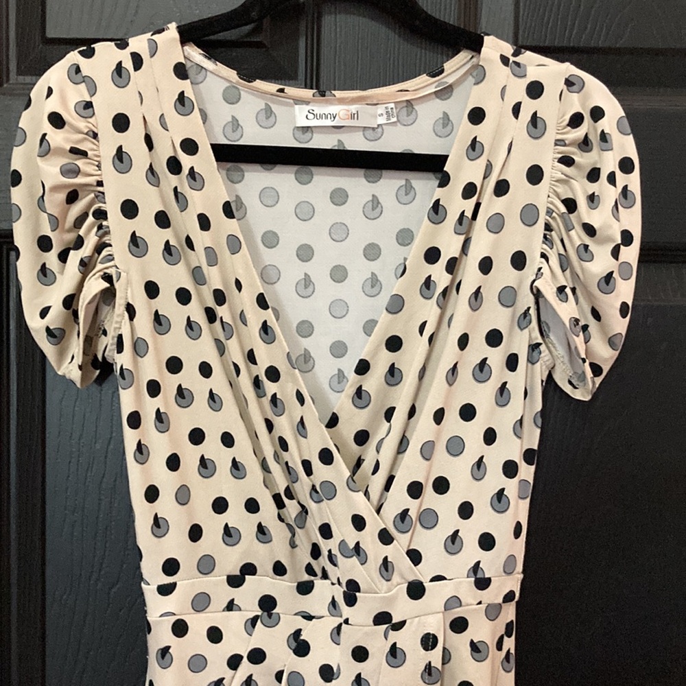 SunnyGirl🖤Womens Light Tan Short Sleeve Dress Size Sm Excellent condition - Picture 3 of 10